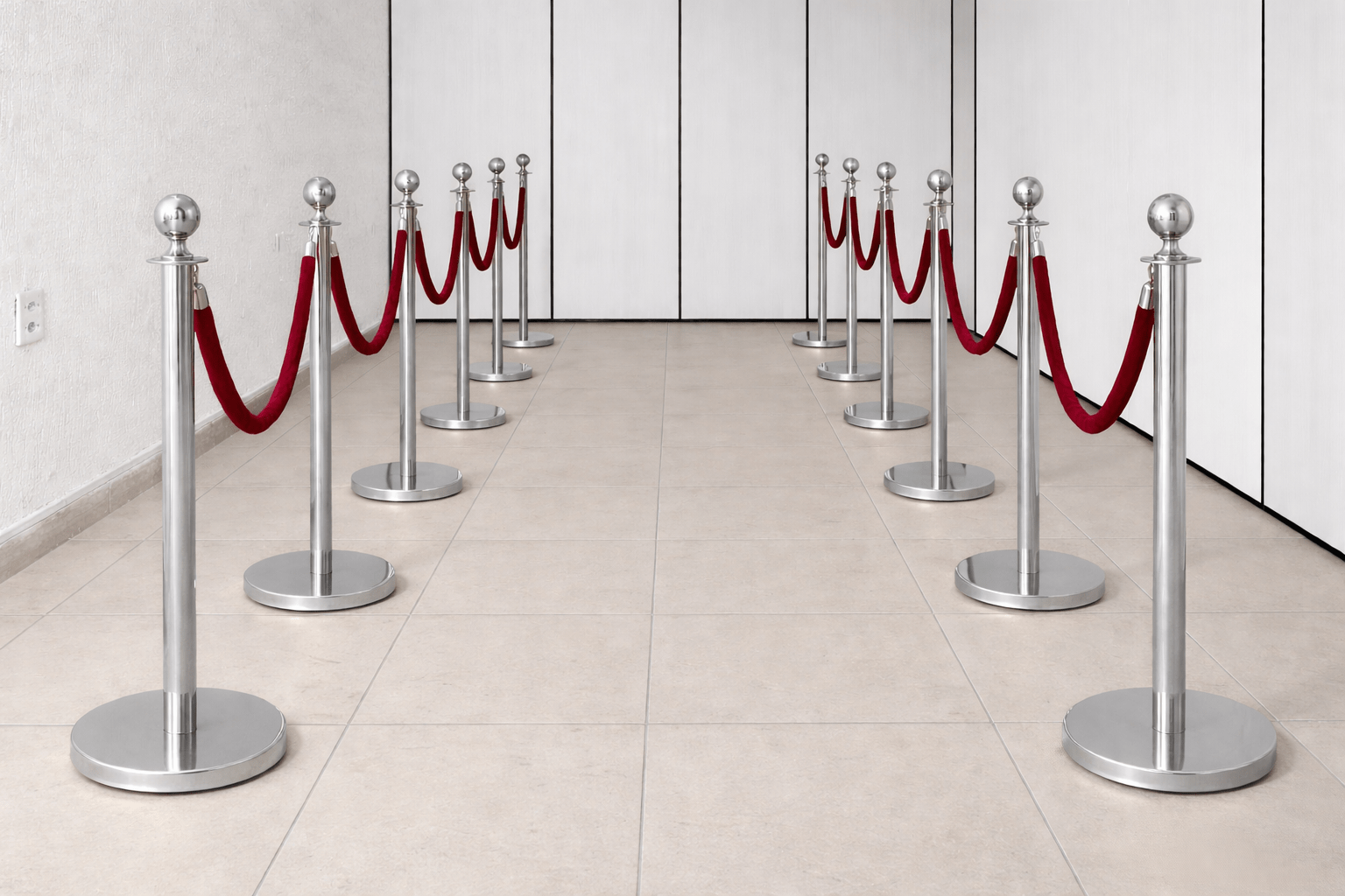 ALUGAR - KIT 12 unidades Pedestal Luxo Demarcador Cromado c/ Corda Vermelha (Diária R$440,00)