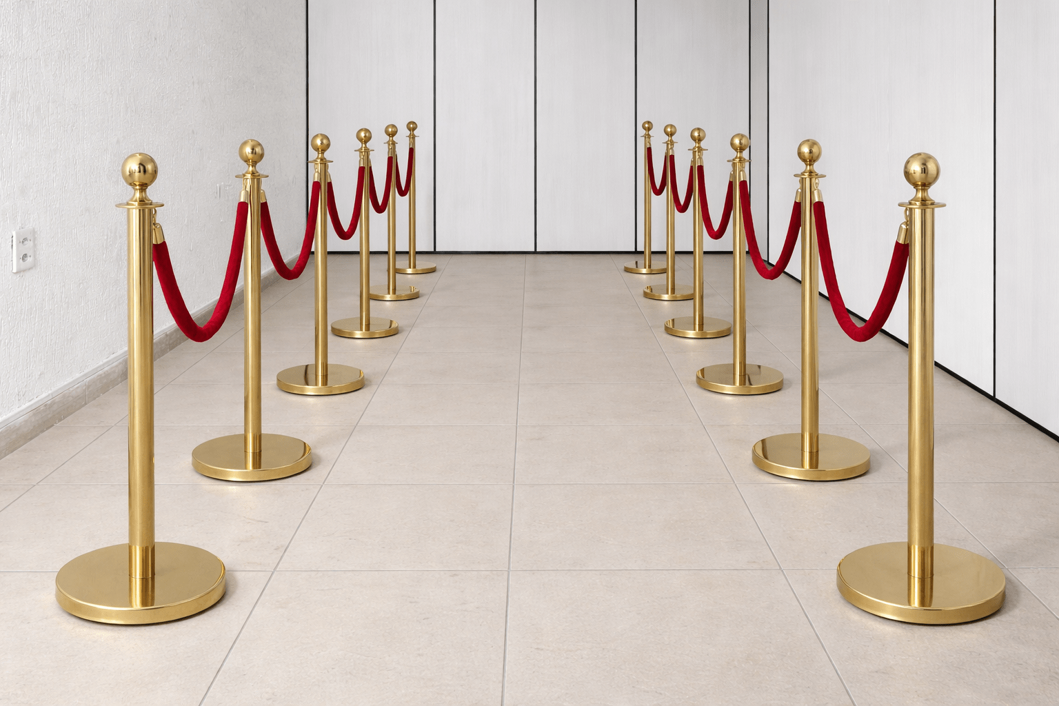 ALUGAR - KIT 12 unidades Pedestal Luxo Demarcador Dourado c/ Corda Vermelha (Diária R$440,00)